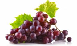 racimo-uvas-rojas-maduras-hojas-aisladas-blanco_80510-471